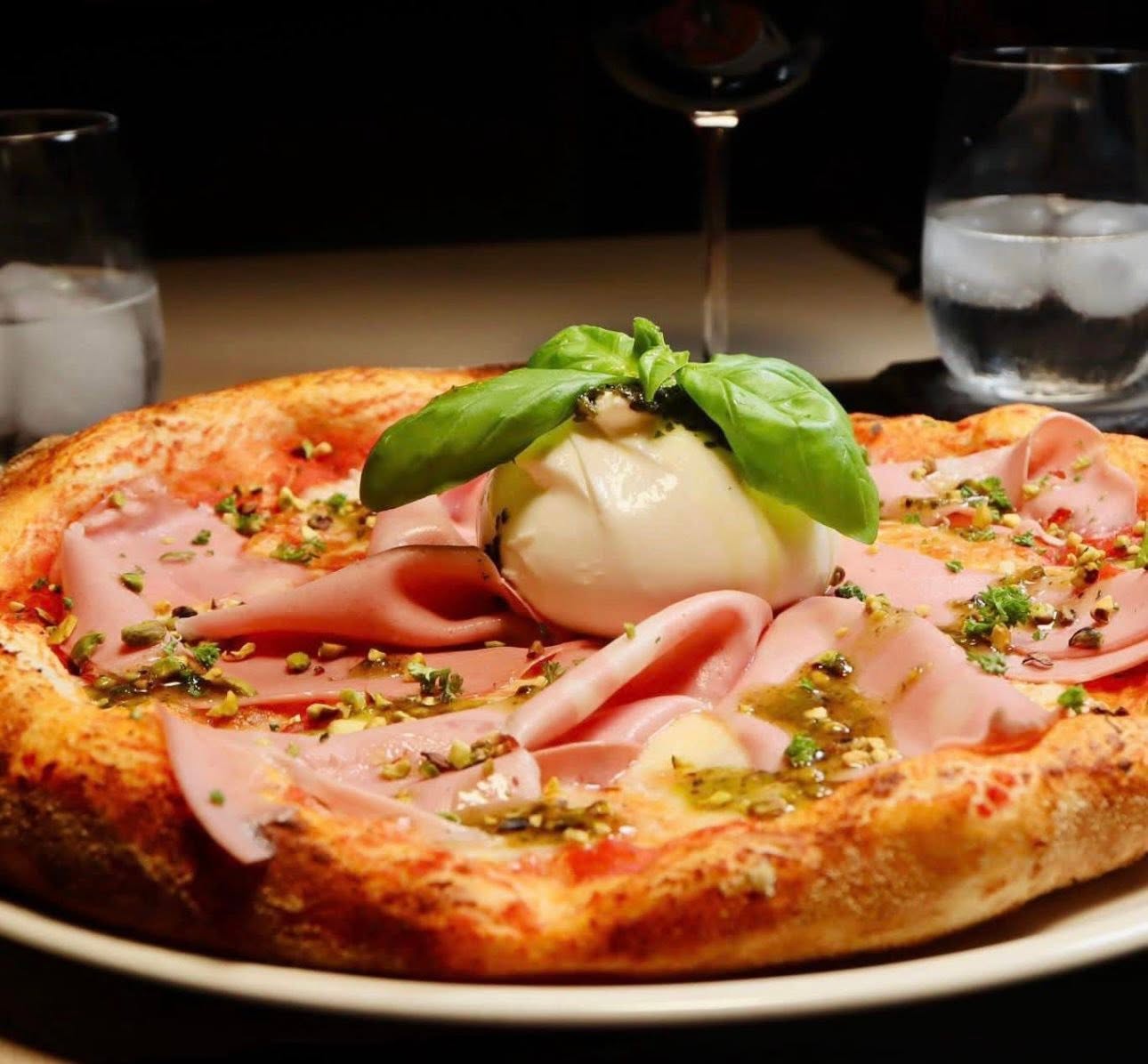 Pizza jambon et burrata de Bella Casa