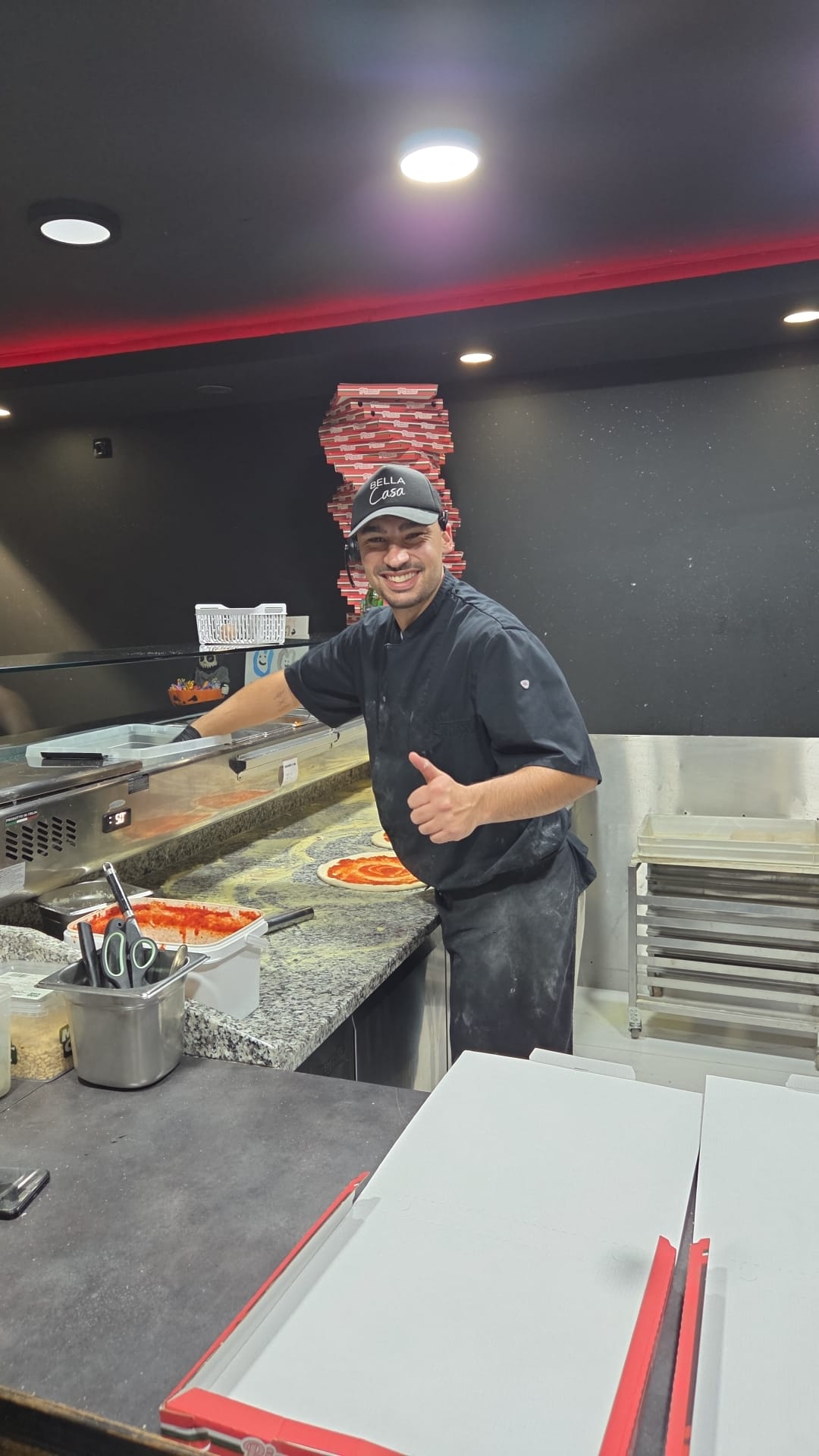 Gino derrière son comptoir, pouce levé