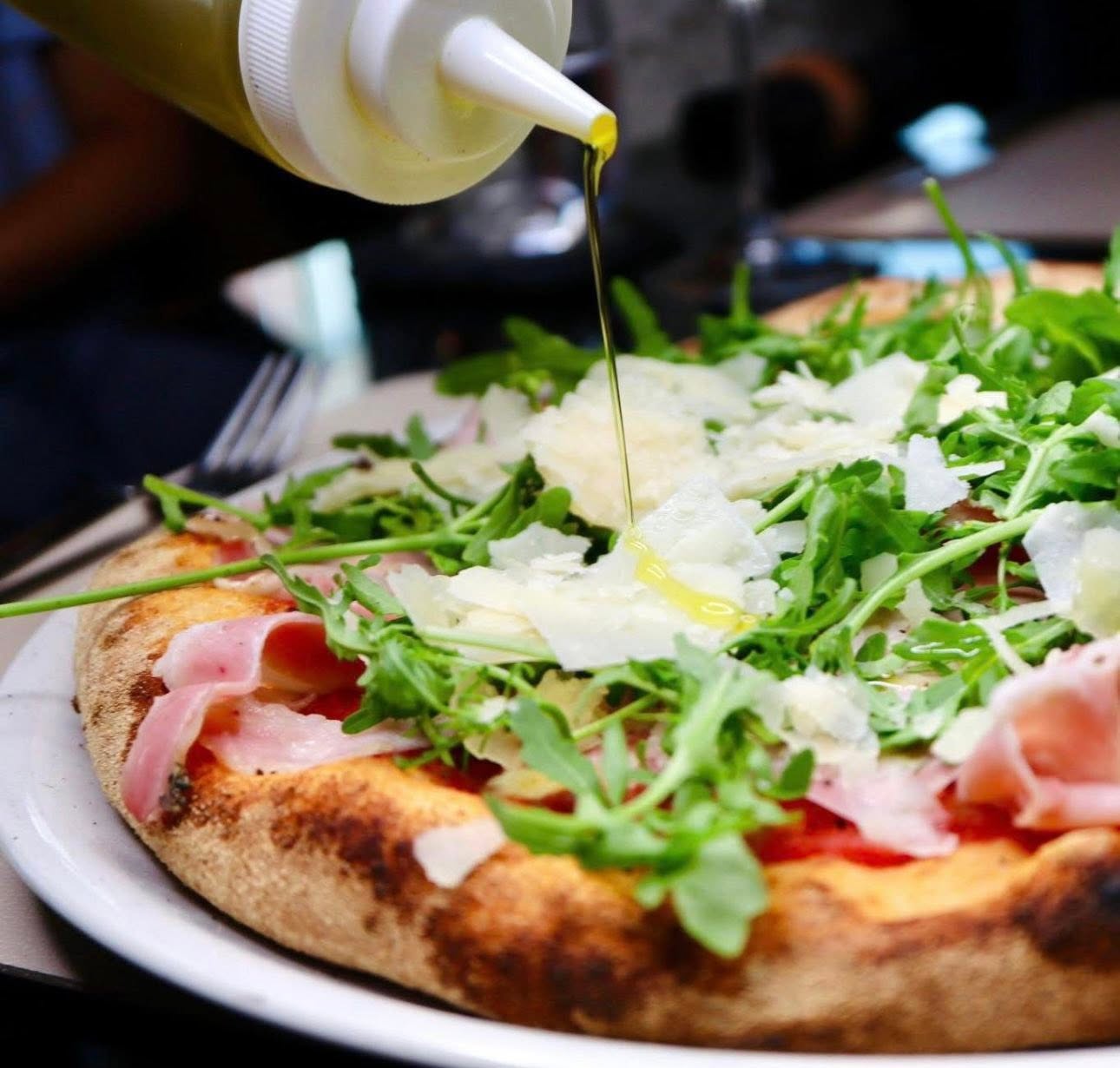 Pizza roquette et copeaux